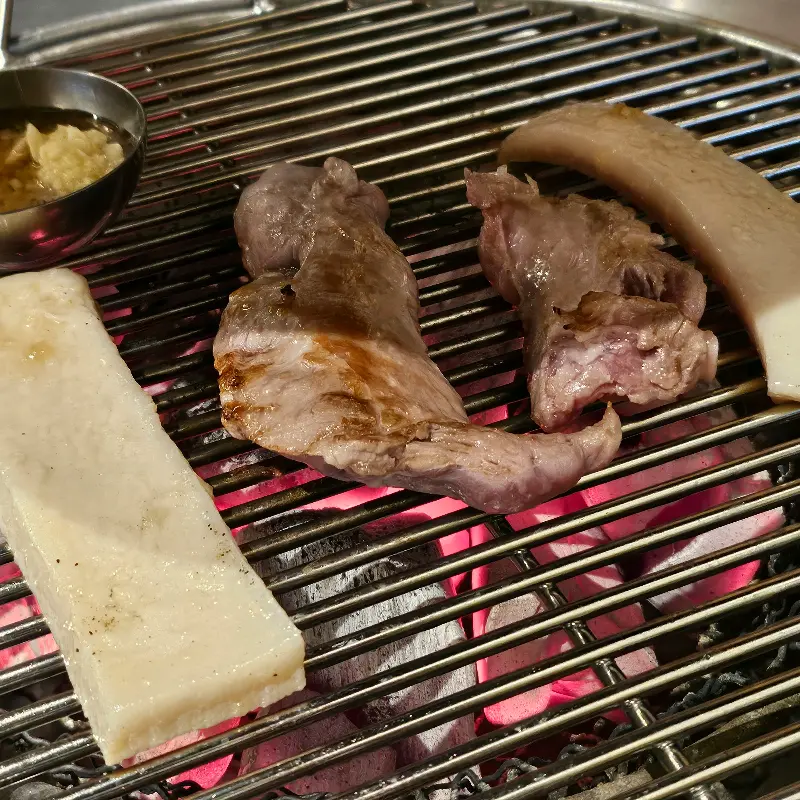 숯불 위에서 익어가는 고기와 떡