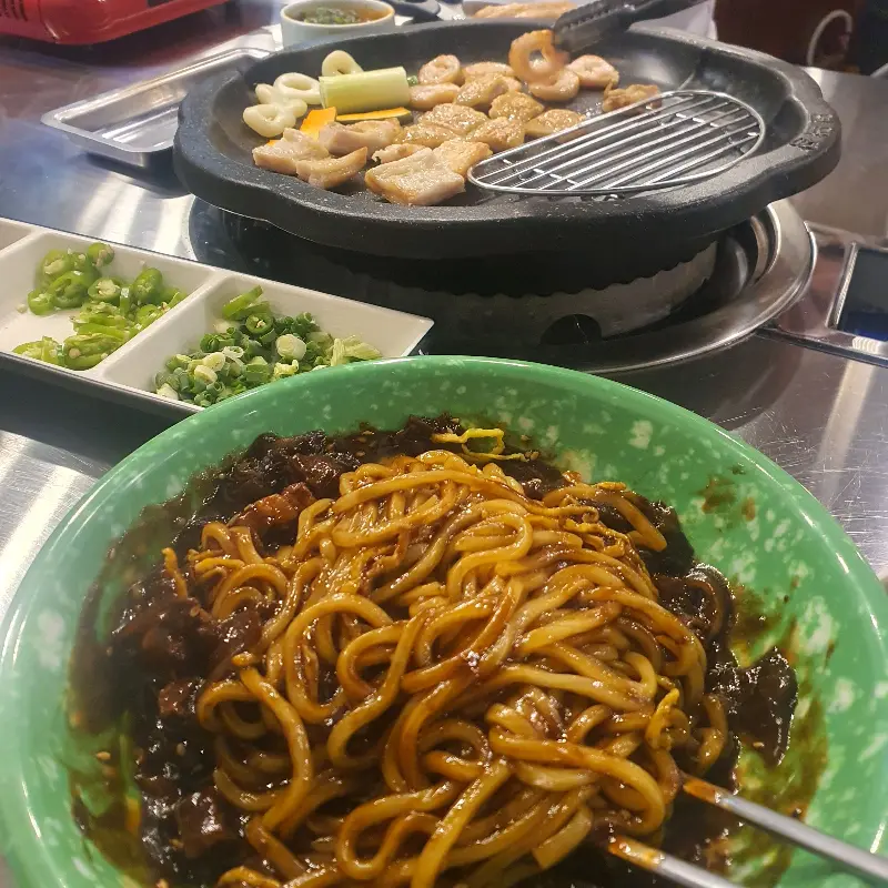 짜장면과 함께 구워진 막창의 모습