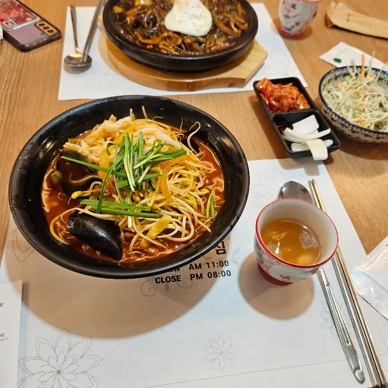 짬뽕과 짜장면, 반찬이 놓인 테이블