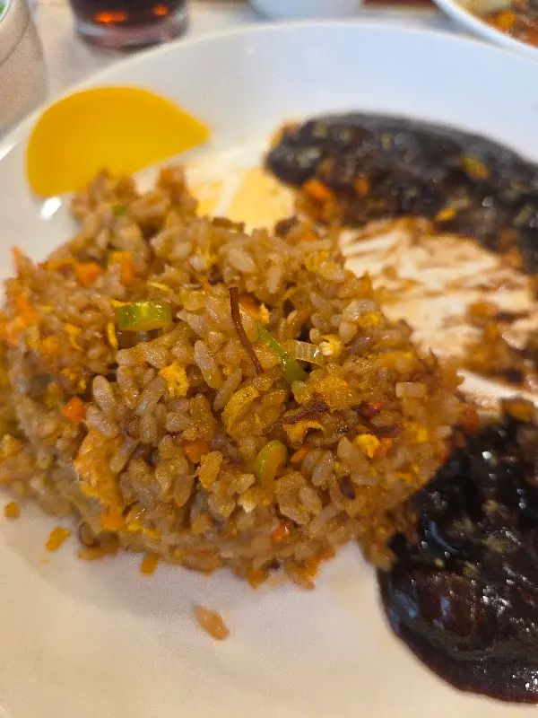 볶음밥과 짜장 소스의 완벽한 조화