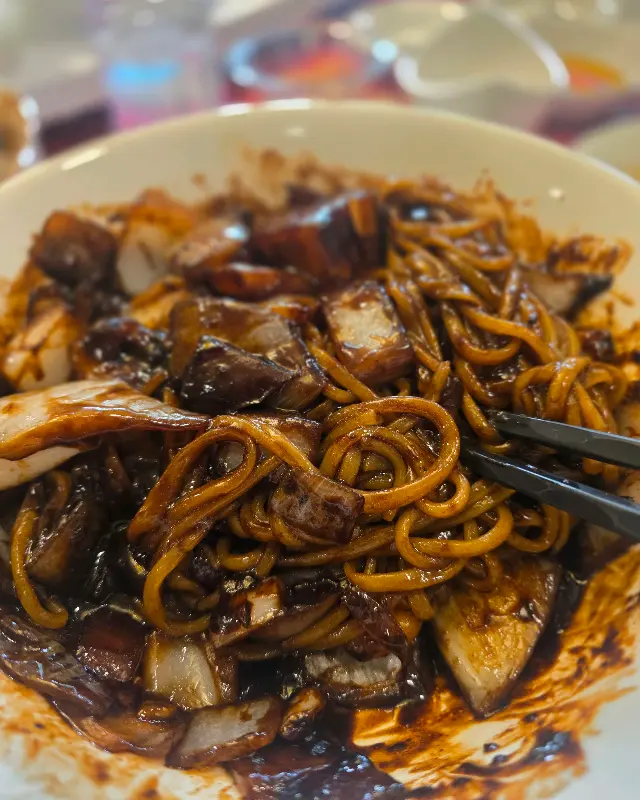 윤기가 좔좔 흐르는 짜장면