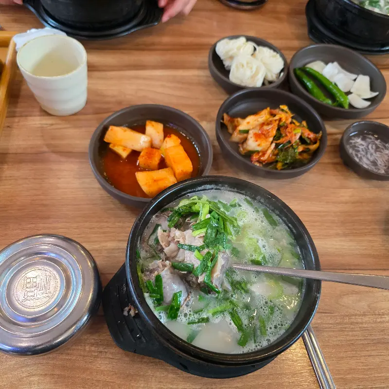 다양한 반찬과 함께 차려진 돼지국밥 한 상