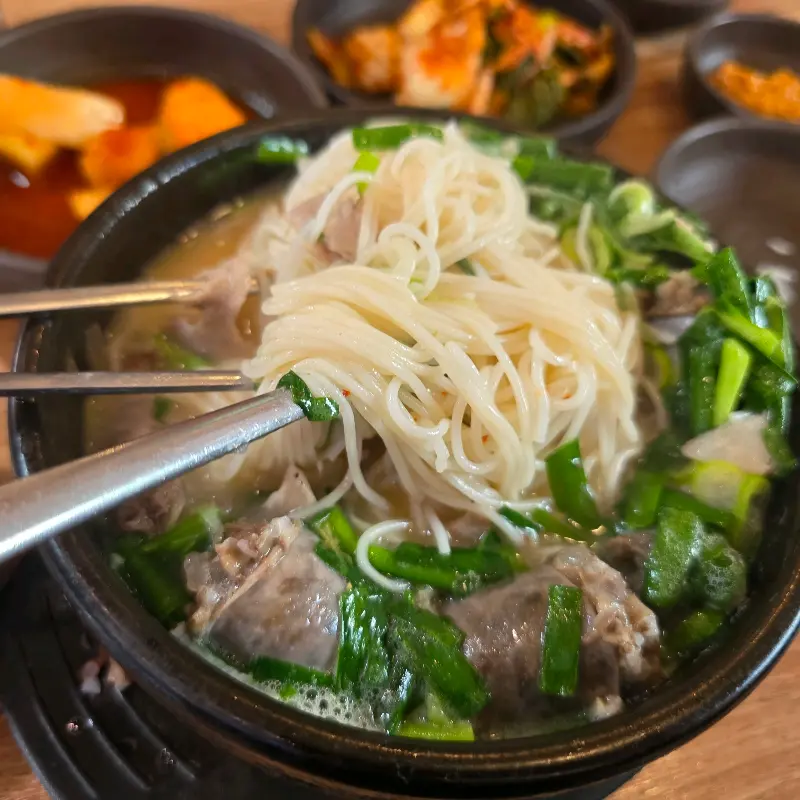돼지국밥에 밥을 말아먹는 모습