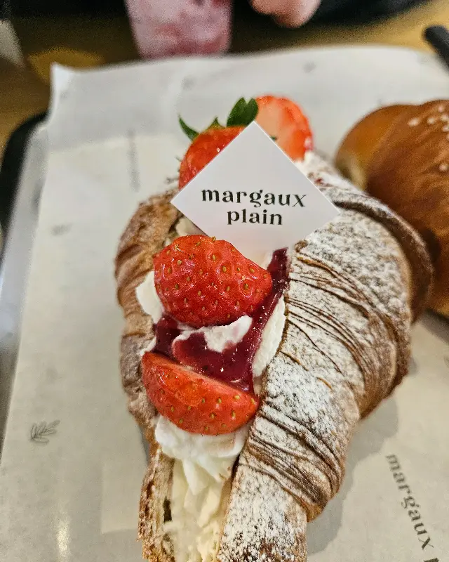 딸기가 올라간 크루아상