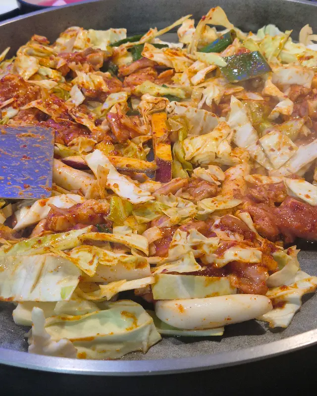 닭갈비 재료들이 철판 위에서 조화를 이루는 모습