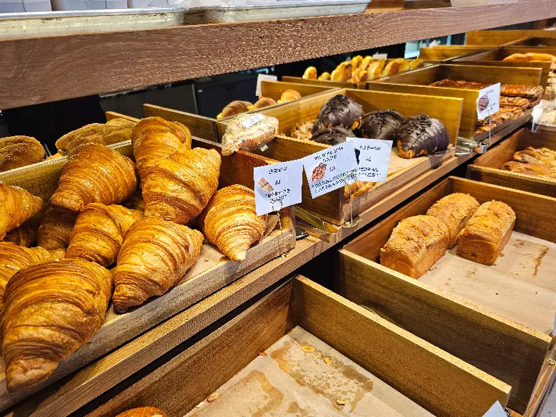 크루아상과 다양한 빵들