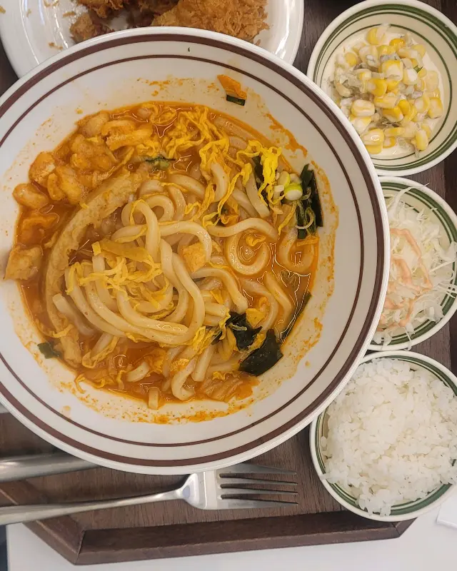 매콤한 뚝배기 돈까스와 푸짐한 샐러드