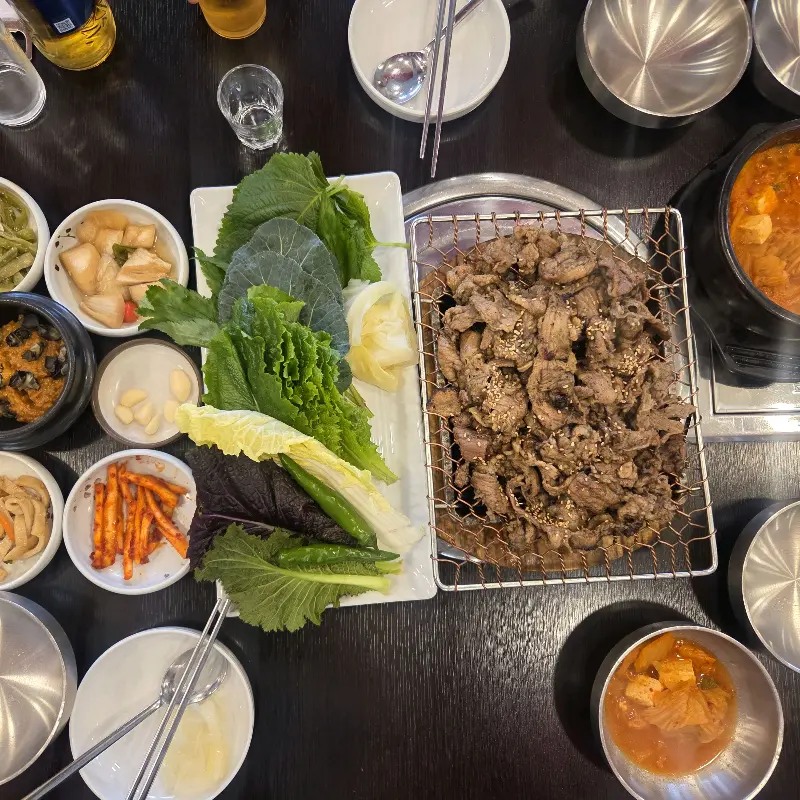 소불고기와 돼지불고기, 다채로운 쌈 채소가 놓인 풍성한 한 상 차림