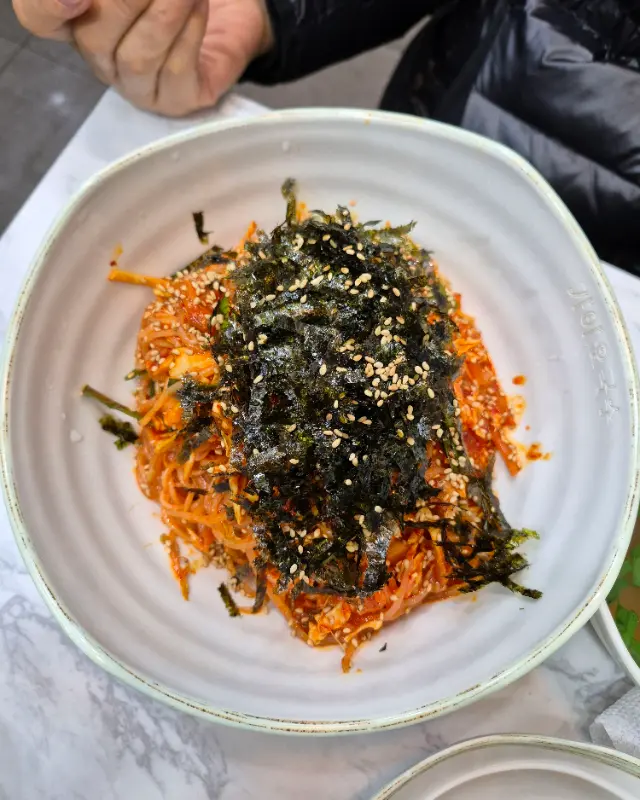 푸짐한 양의 쫄면