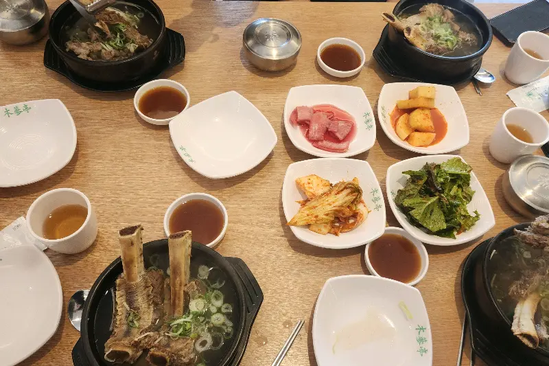 테이블 가득 차려진 갈비탕