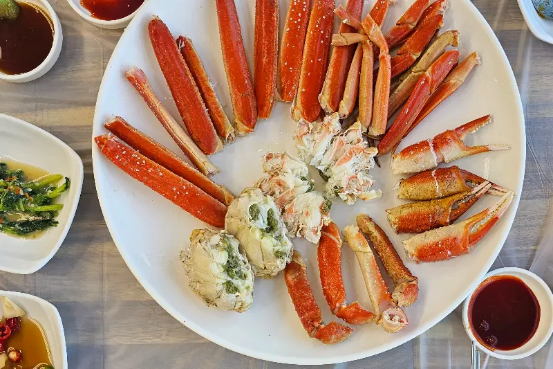 정갈하게 담겨 나온 대게