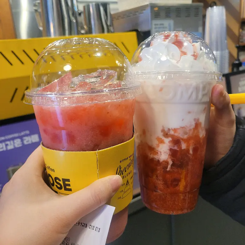 컴포즈커피 딸기음료