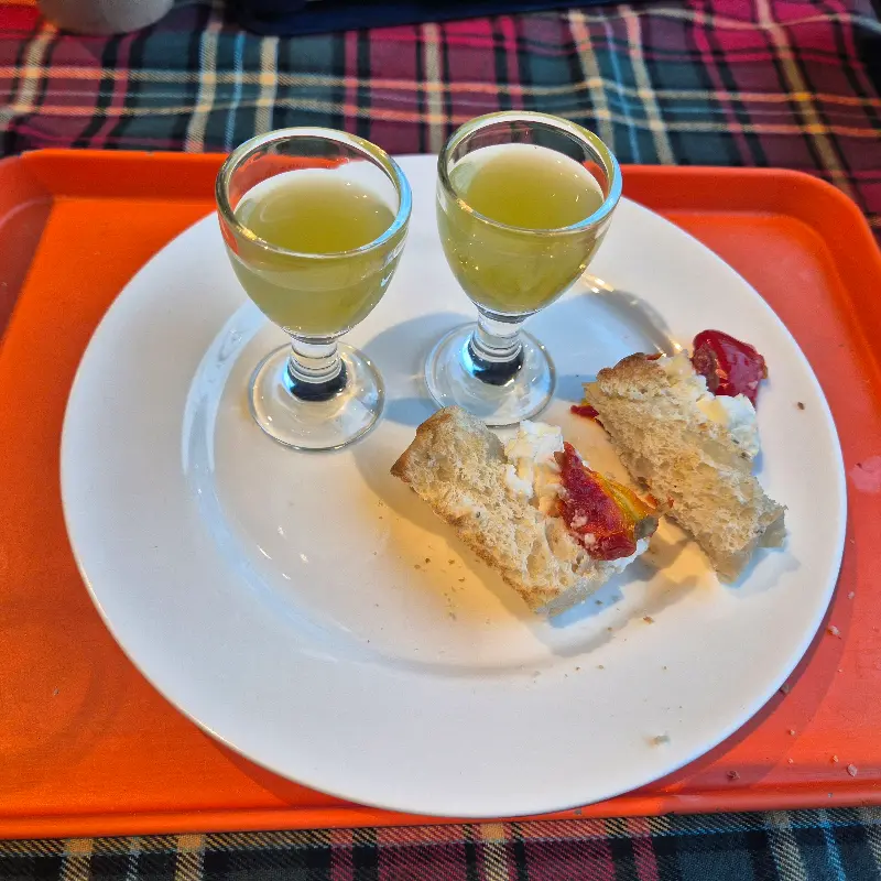 웰컴 드링크와 에피타이저 브루스케타