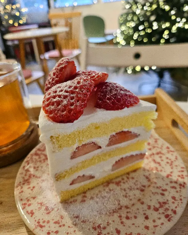 딸기 순수우유 케이크 단면