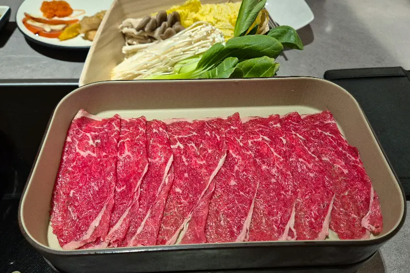 샤브샤브 재료와 곁들임 음식