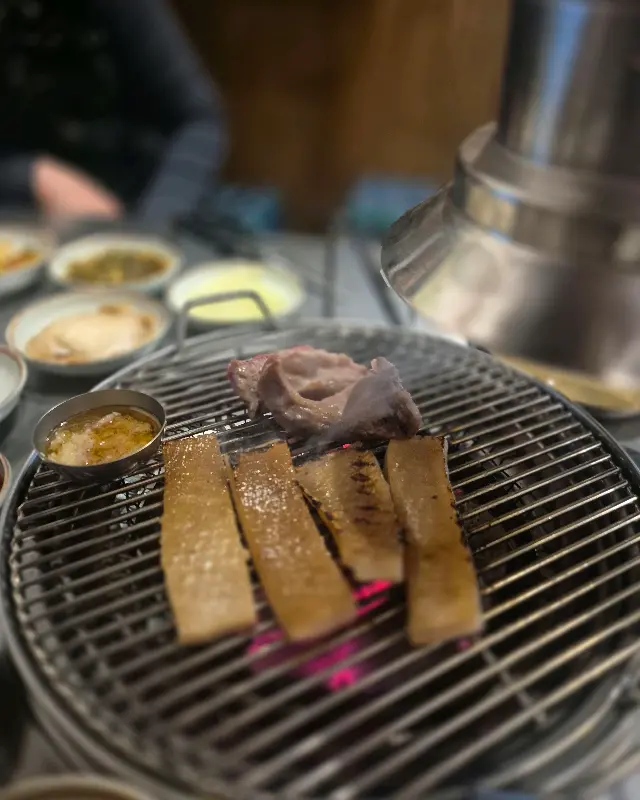 노릇하게 구워진 껍데기