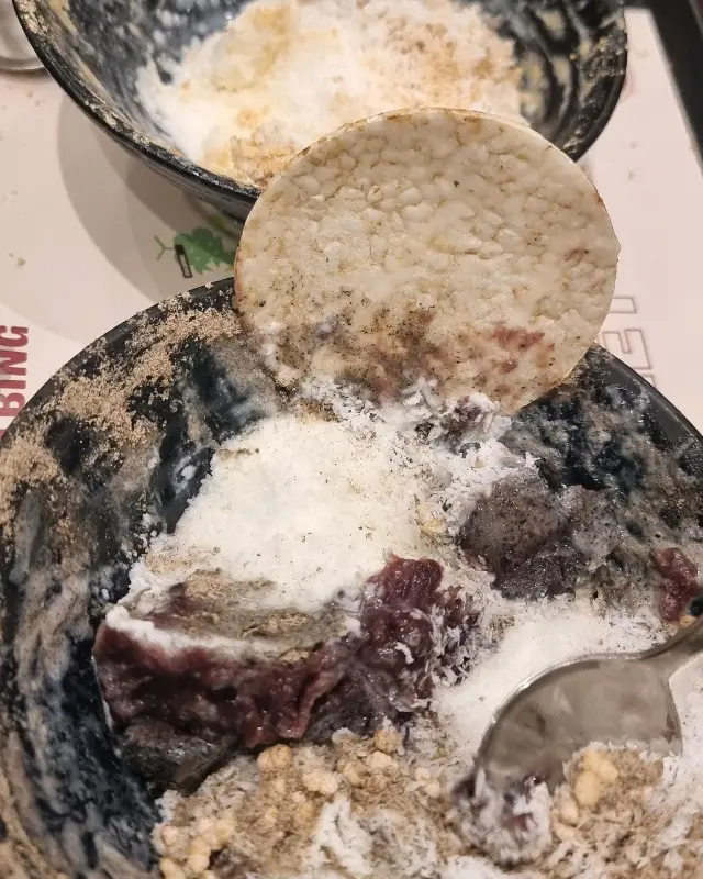 어느새 깨끗하게 비워진 빙수 그릇