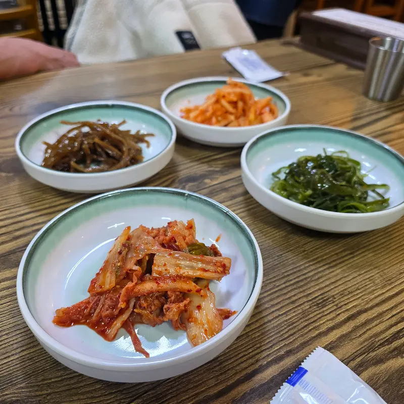 다채로운 색감의 밑반찬들