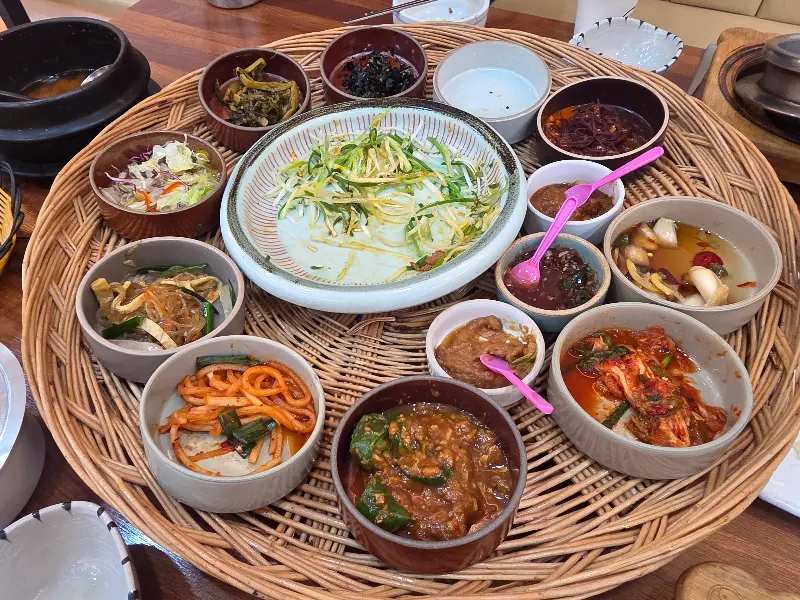 정갈한 반찬 구성