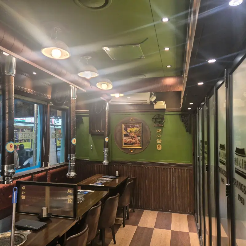 깔끔하고 세련된 매장 인테리어