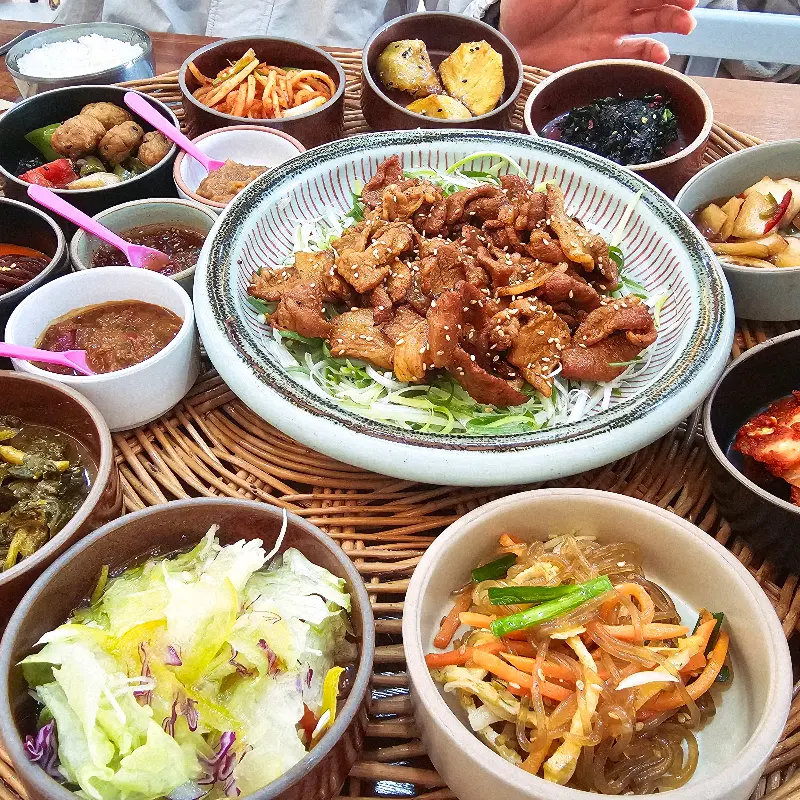 다양한 반찬들이 쟁반 위에 가득 담겨있다.