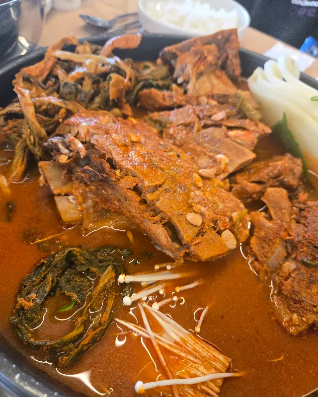 살이 푸짐하게 붙어있는 뼈다귀