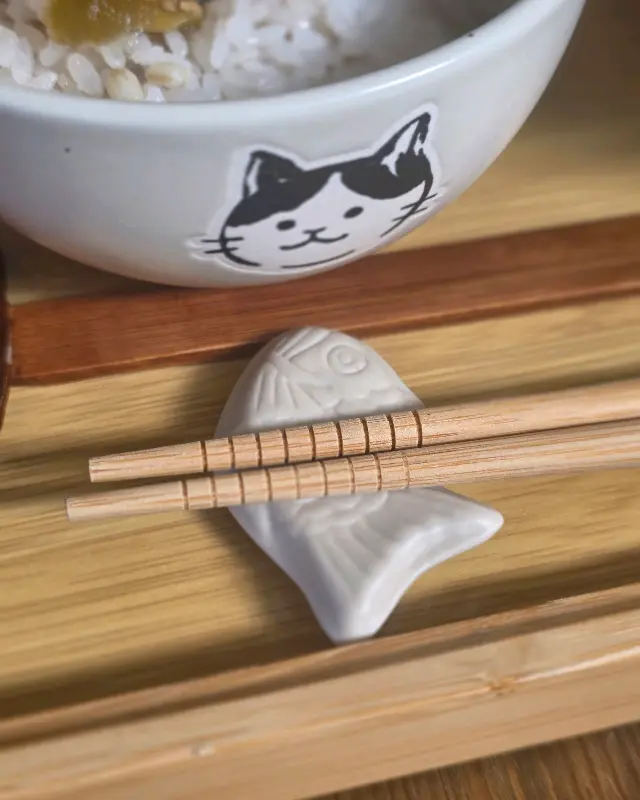 고양이 그림이 그려진 밥그릇과 물고기 모양 젓가락 받침