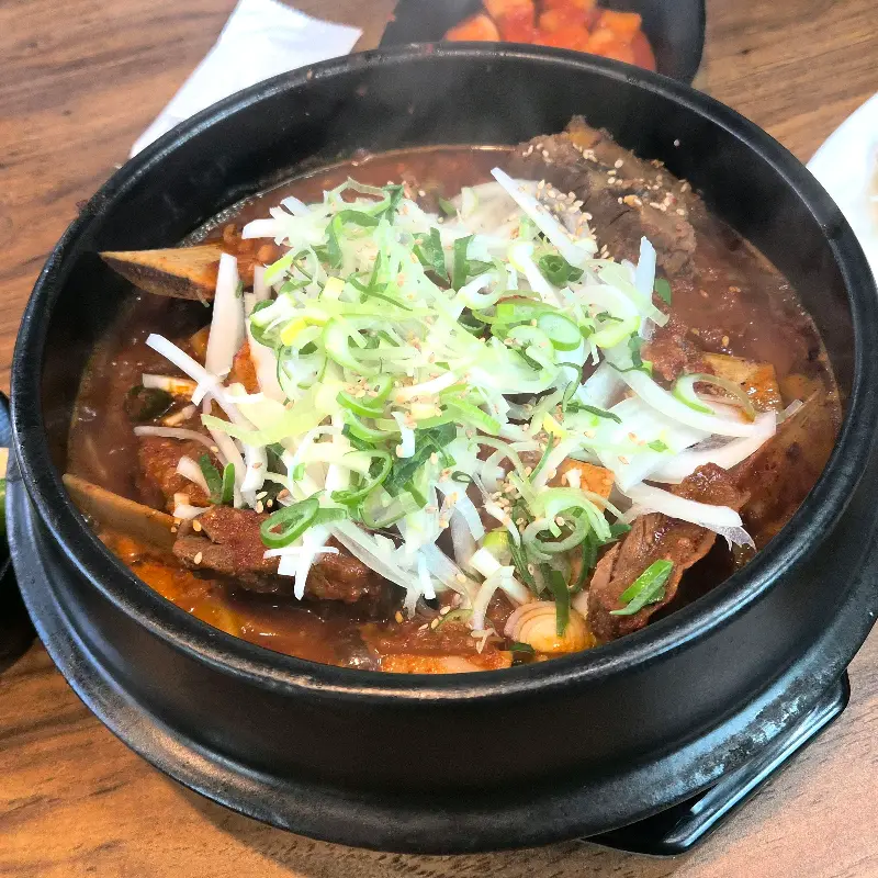 파와 깨가 듬뿍 뿌려져 더욱 먹음직스러운 갈비찜