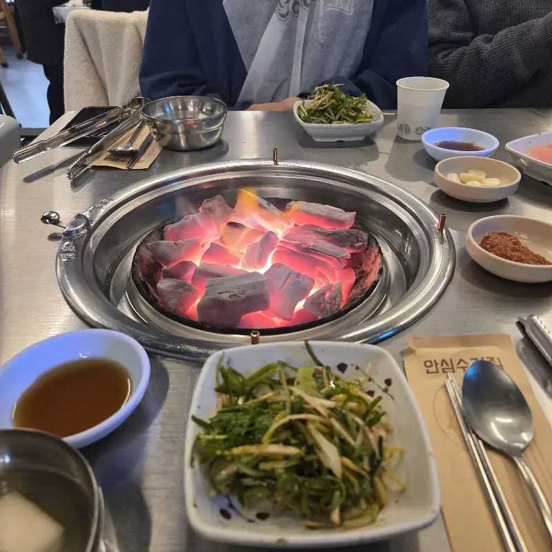 숯불 위에 구워지는 양념갈비