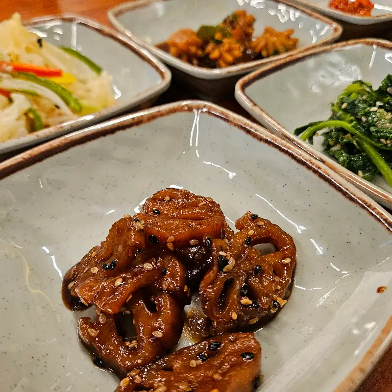 정갈하게 담긴 밑반찬 사진