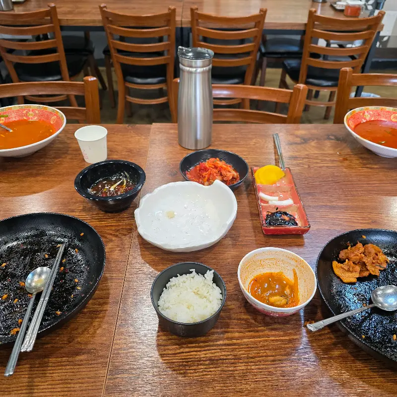 깔끔하게 비워진 테이블