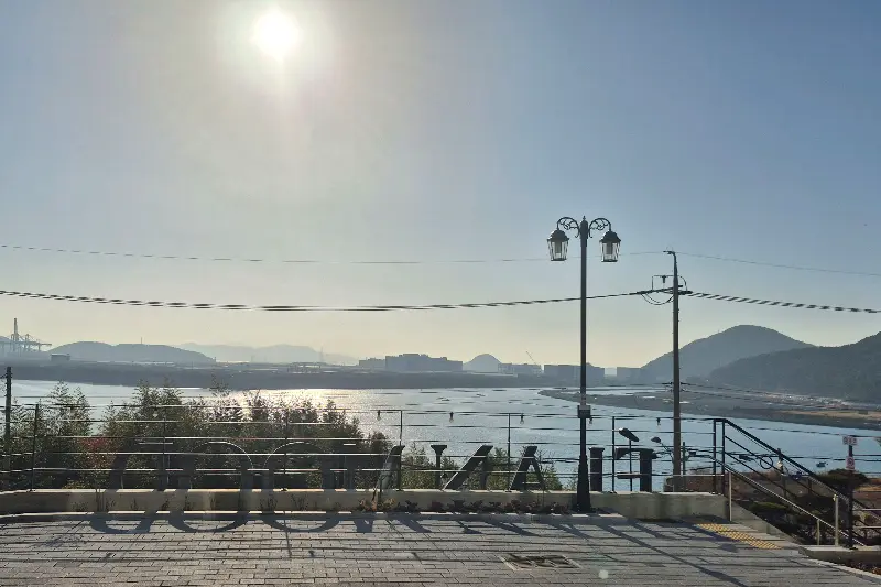 엘랑무드 주변의 아름다운 바다 풍경