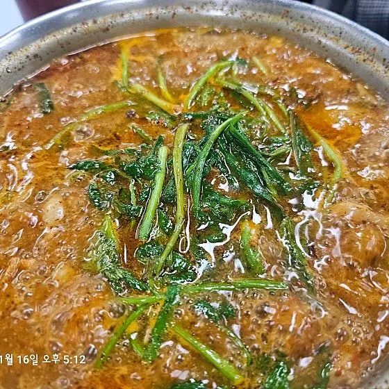 미나리가 듬뿍 올려진 오리전골