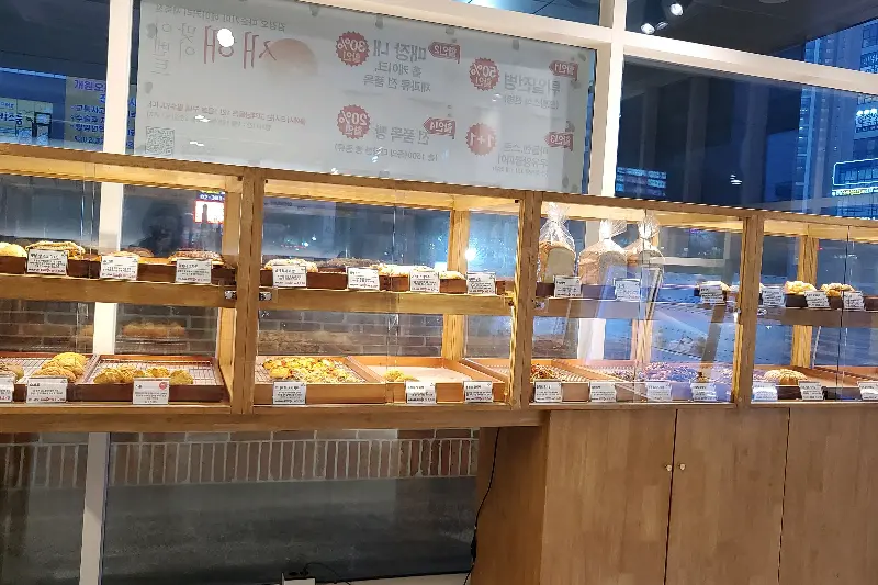 다양한 빵들이 진열된 쇼케이스