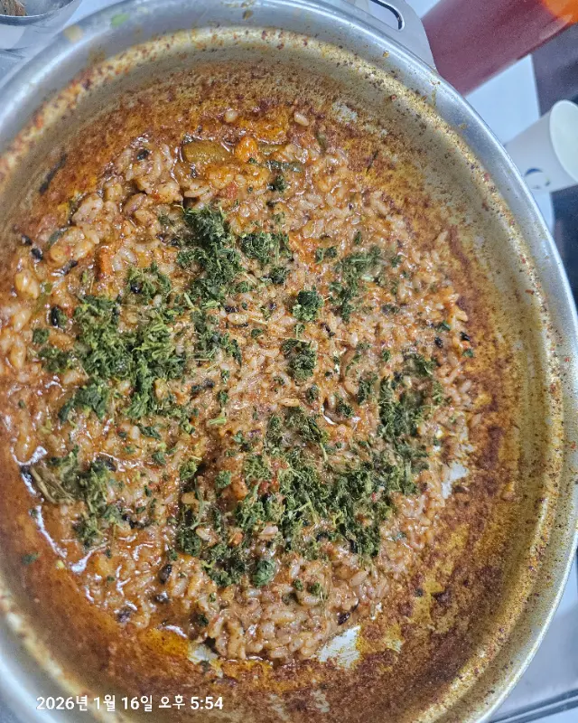 쑥 가루가 뿌려진 볶음밥