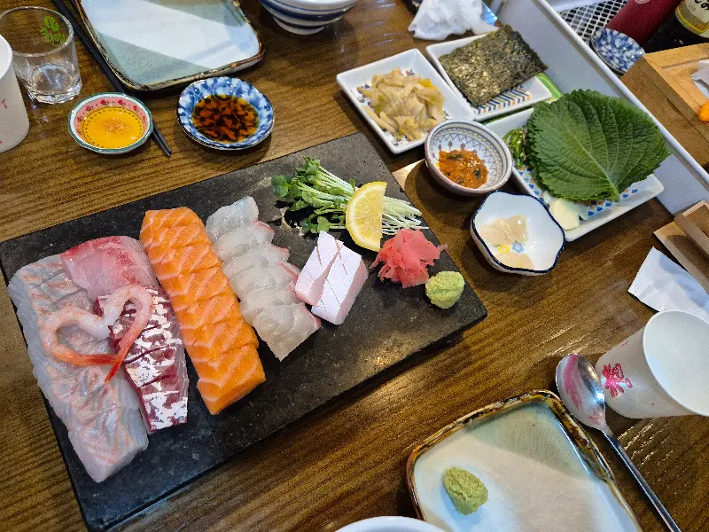 숙성회와 곁들임 메뉴 한 상