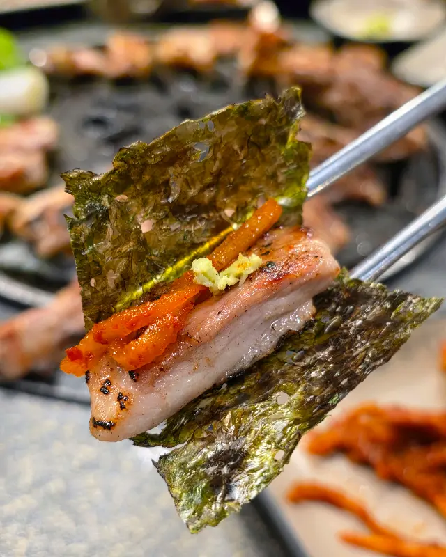 김에 닭갈비, 꽈리고추, 파를 싸서 한 입에!