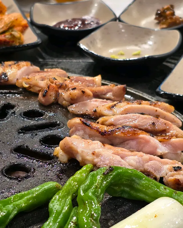 노릇노릇 맛있게 익어가는 닭갈비