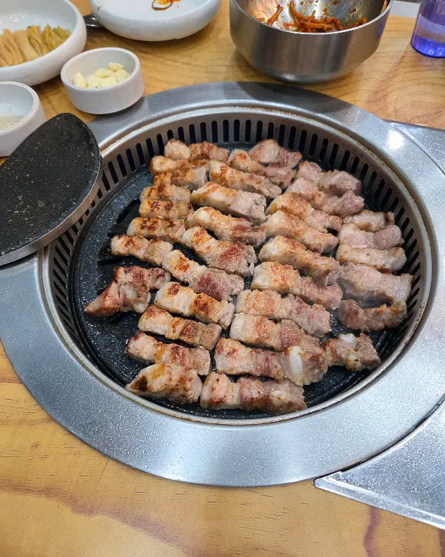 노릇노릇 구워진 삼겹살