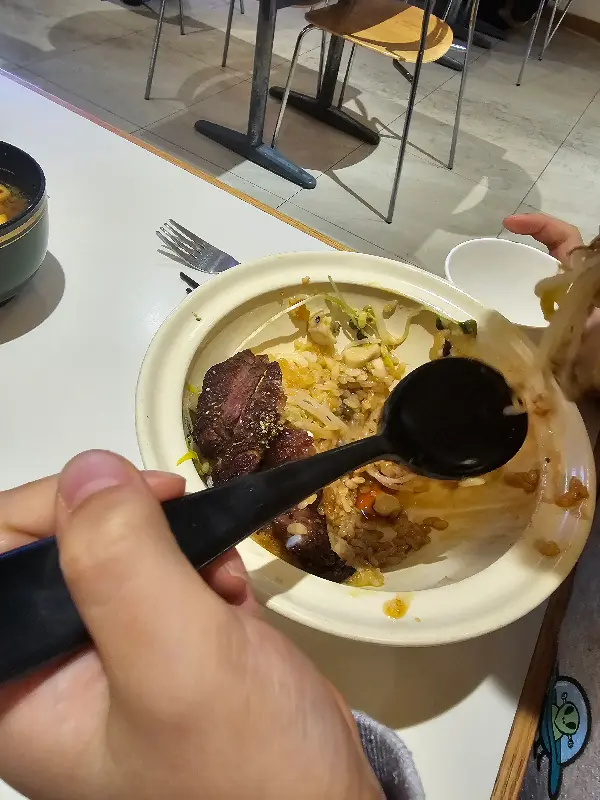 스테키동을 맛보는 모습