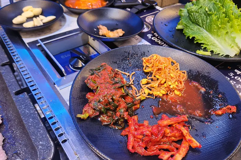 다양한 반찬들이 담겨있는 접시