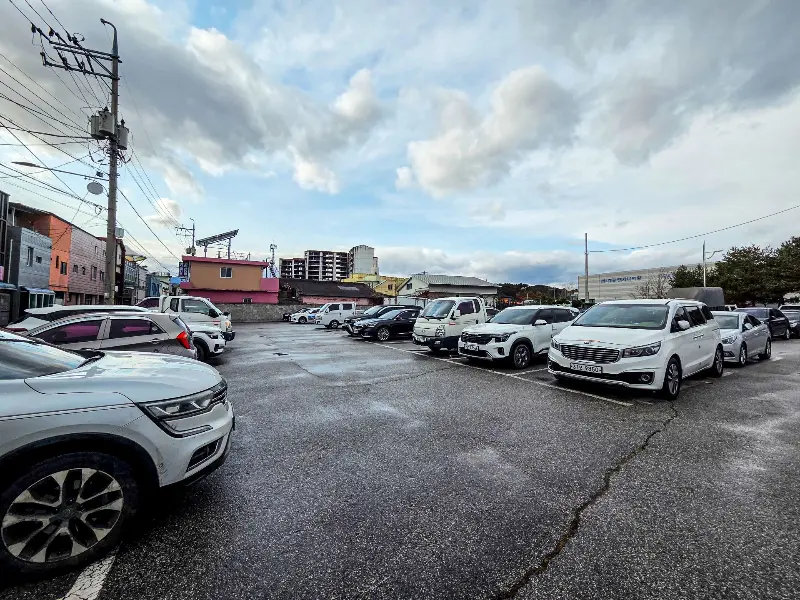 넓은 주차장에 주차된 많은 차량들의 모습