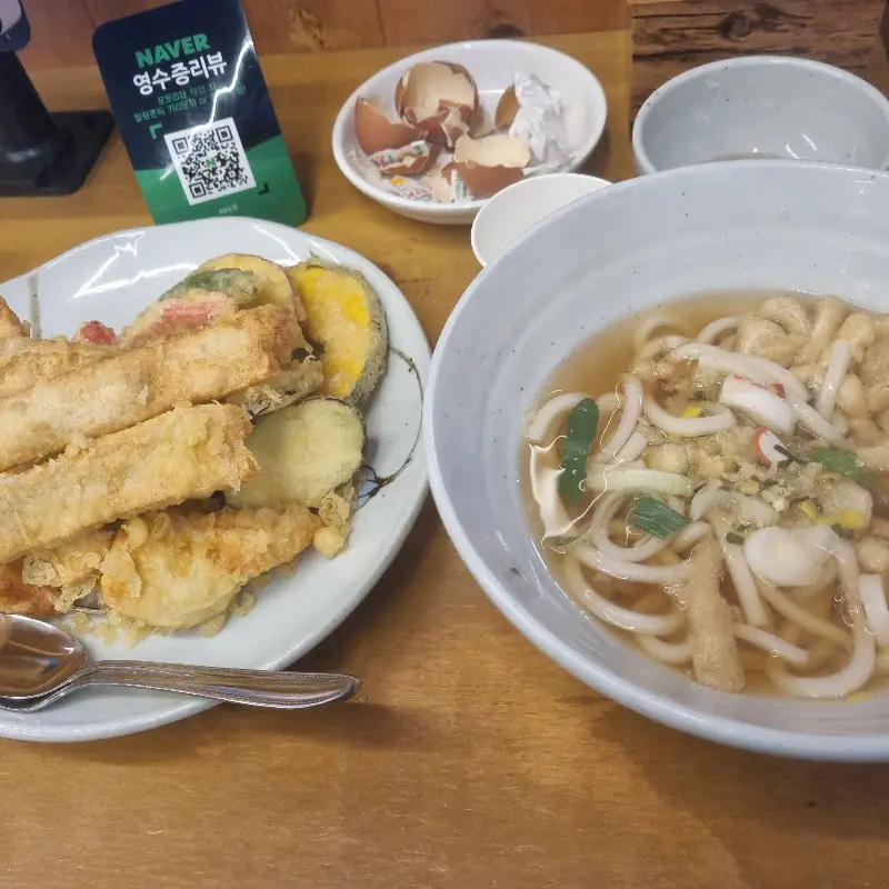 테이블 가득 차려진 한 상