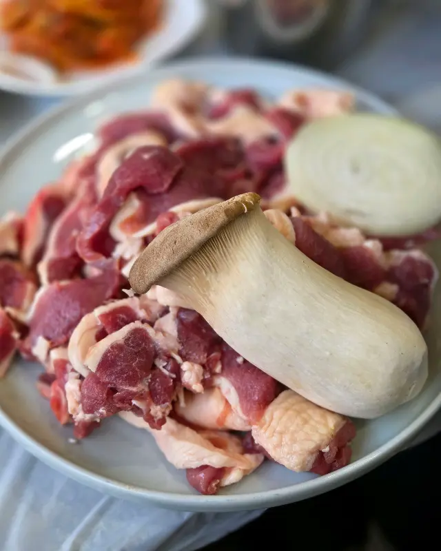 신선한 오리고기와 버섯