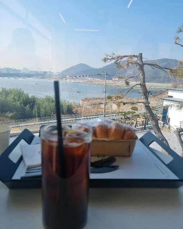 바다를 바라보며 즐기는 커피와 빵