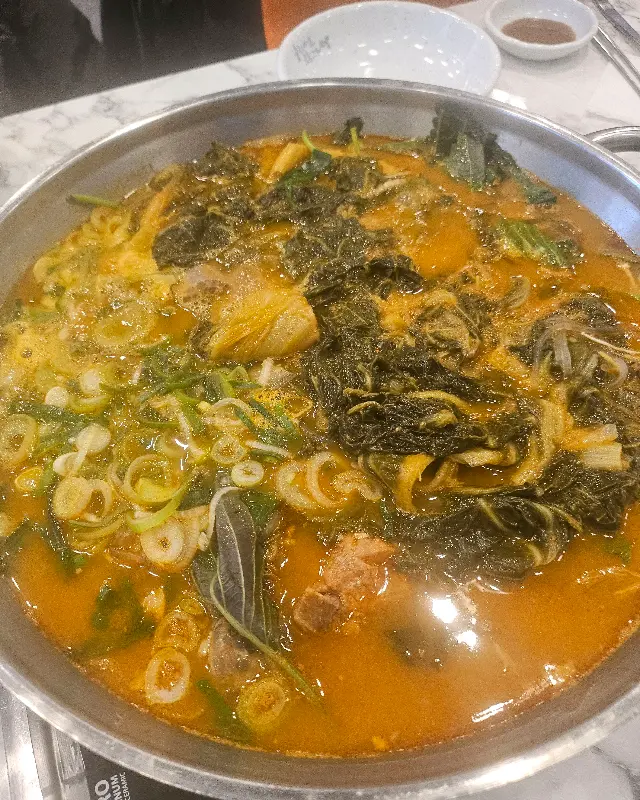 푸짐한 양의 묵은지 감자탕