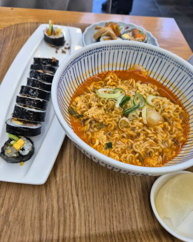 라면과 김밥의 조화