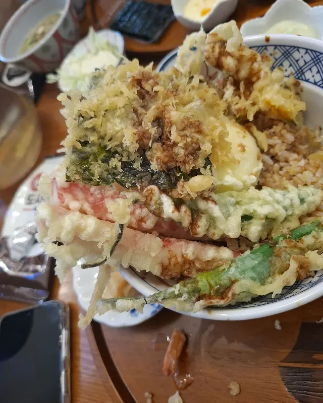 푸짐하게 튀김이 쌓인 텐동