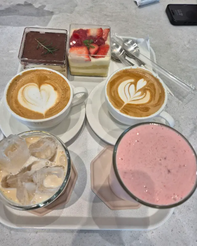 디아펠리즈의 다양한 음료와 디저트
