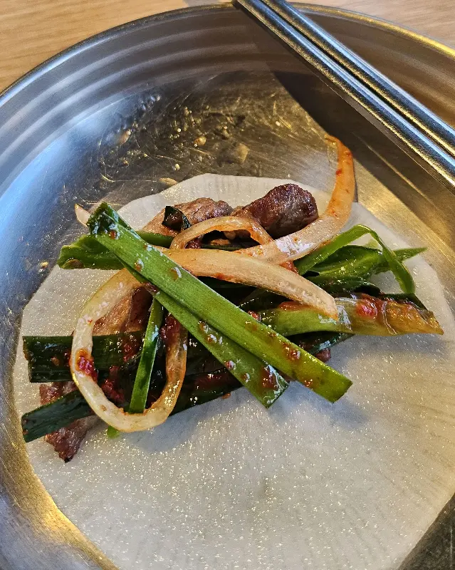 신선한 쌈채소와 오리고기의 조화